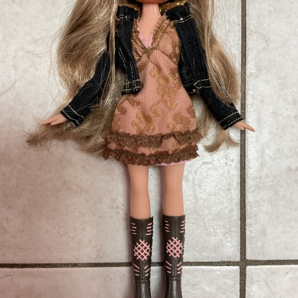 Bratz Rodeo Cloe Doll in fashion pack - Picture 3 of 5